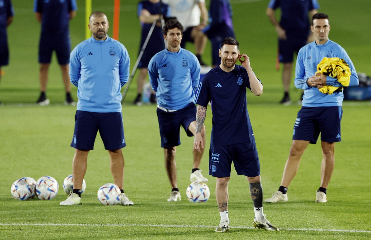 Messi hứng khởi tập luyện trước trận đấu quyết định của Argentina