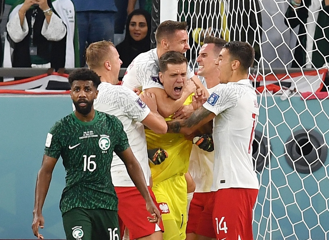 lewandowski va szczesny toa sang ruc ro, ba lan thang kich tinh saudi arabia hinh anh 4