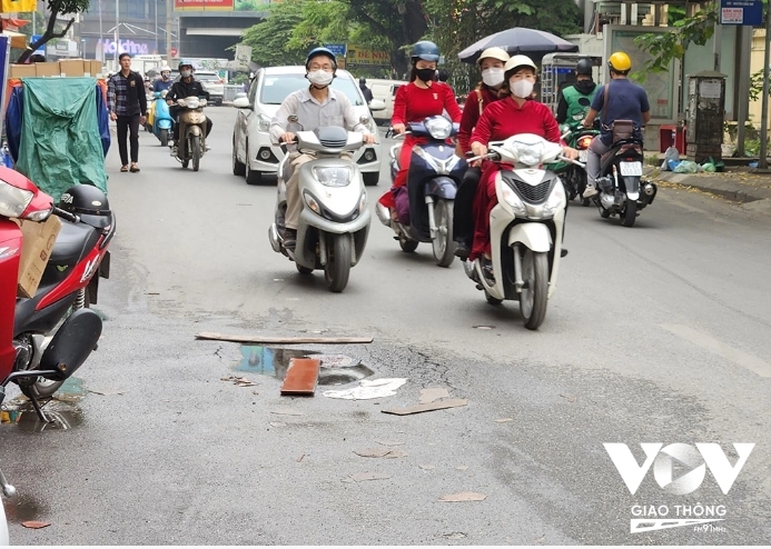 Nước ngầm rò rỉ, lênh láng mặt đường bẫy người đi đường ở Hà Nội