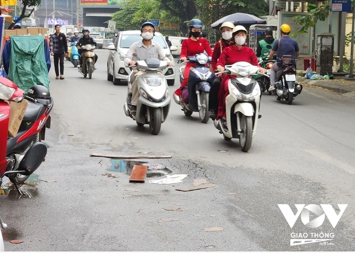 Hà Nội: Ngã sõng soài vì nước ngầm rò rỉ, lênh láng mặt đường