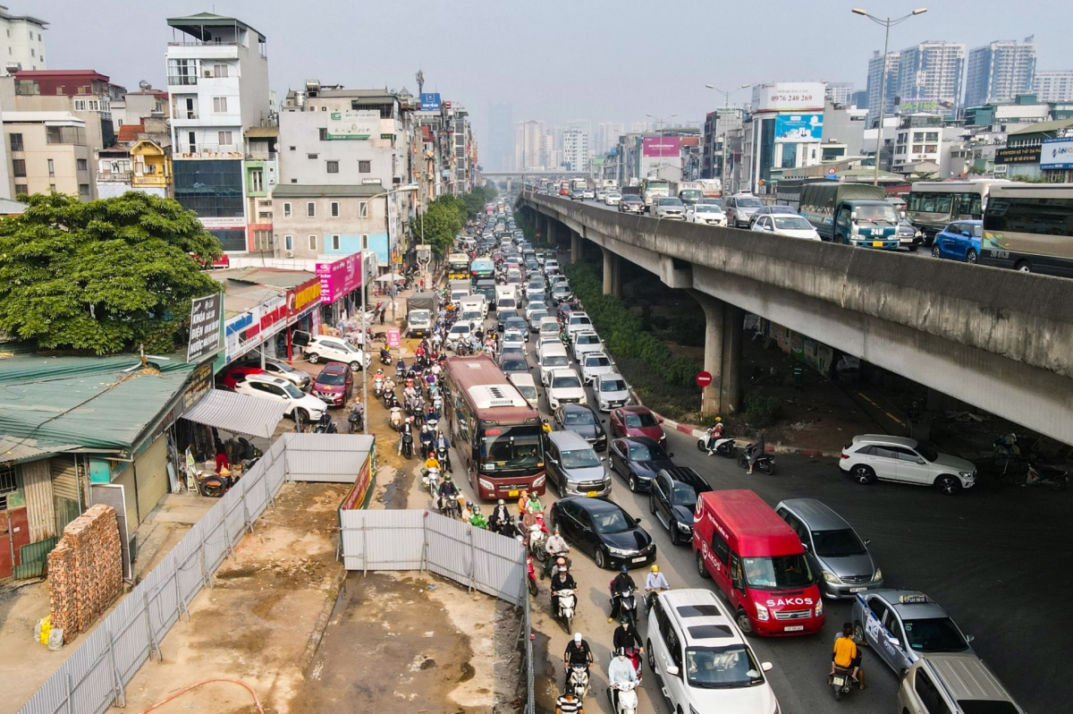 Dựng lô cốt chiếm lòng đường mặc thảm cảnh ùn tắc: Yếu kém quản lý quy hoạch