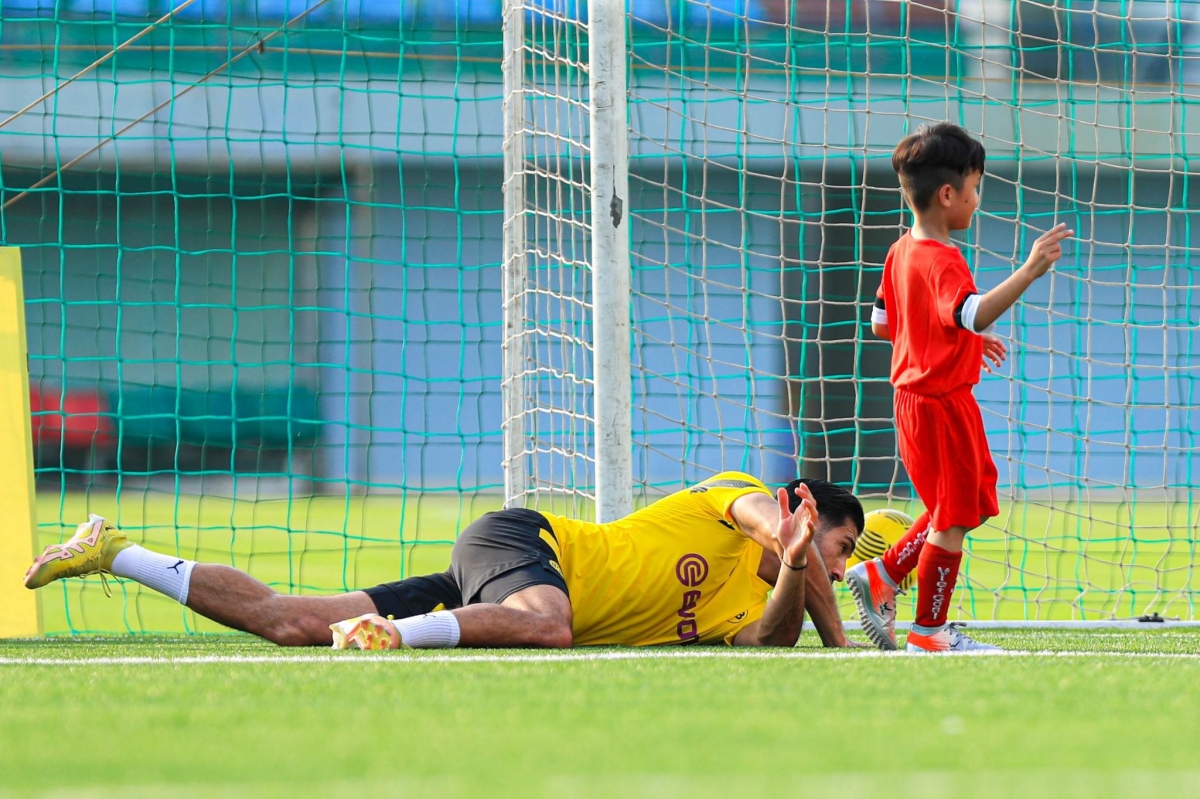 dan sao dortmund thi dau giao huu voi cac cau thu nhi tai ha noi hinh anh 7