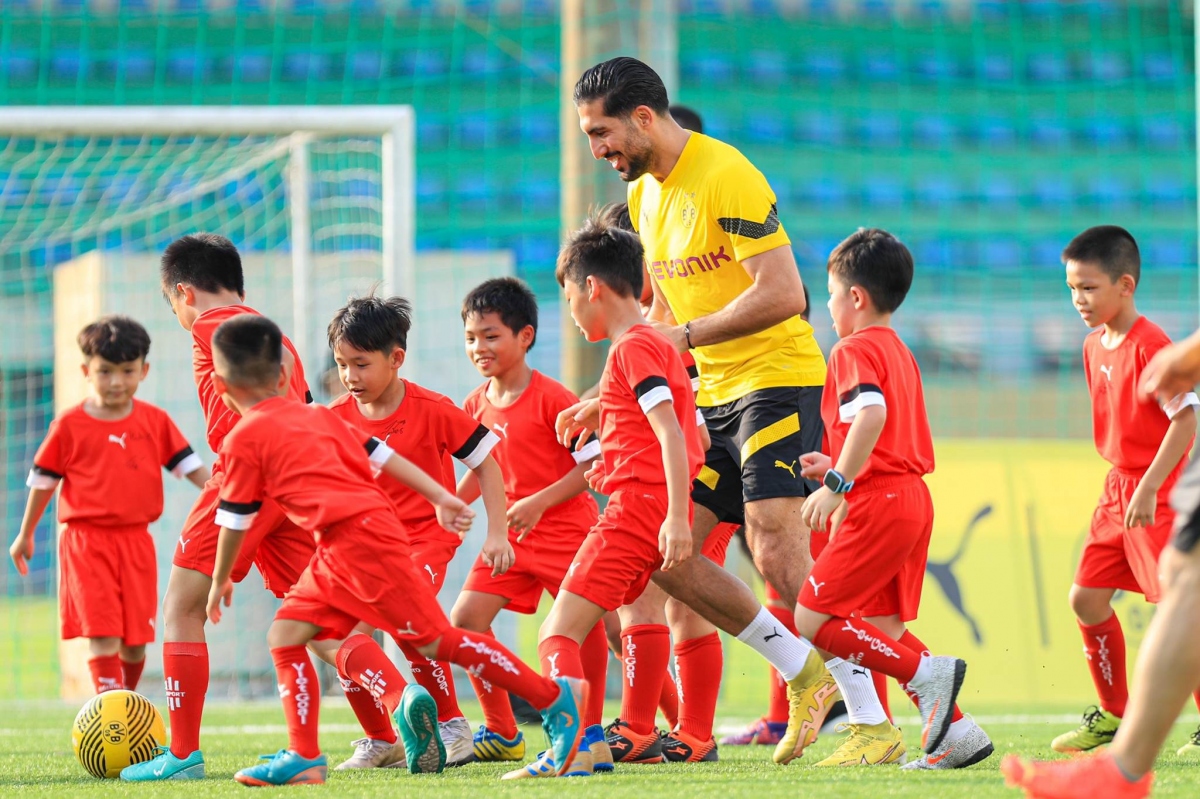 dan sao dortmund thi dau giao huu voi cac cau thu nhi tai ha noi hinh anh 8