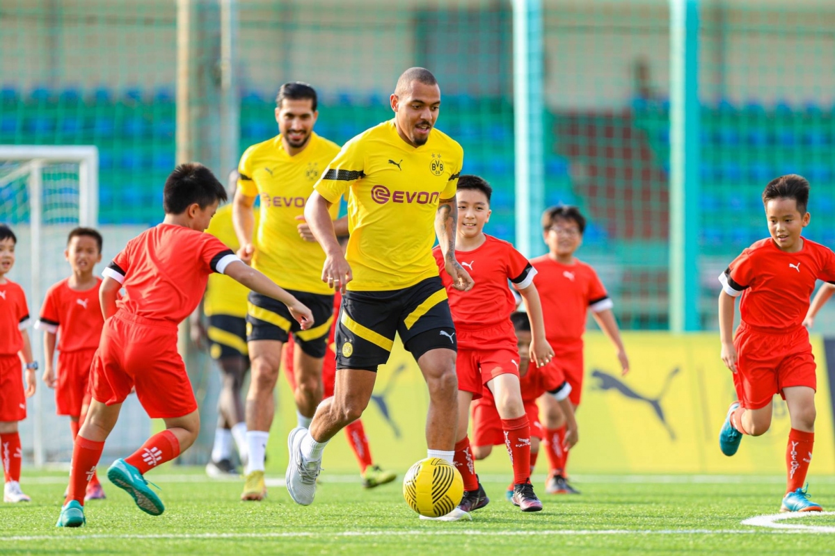 dan sao dortmund thi dau giao huu voi cac cau thu nhi tai ha noi hinh anh 6