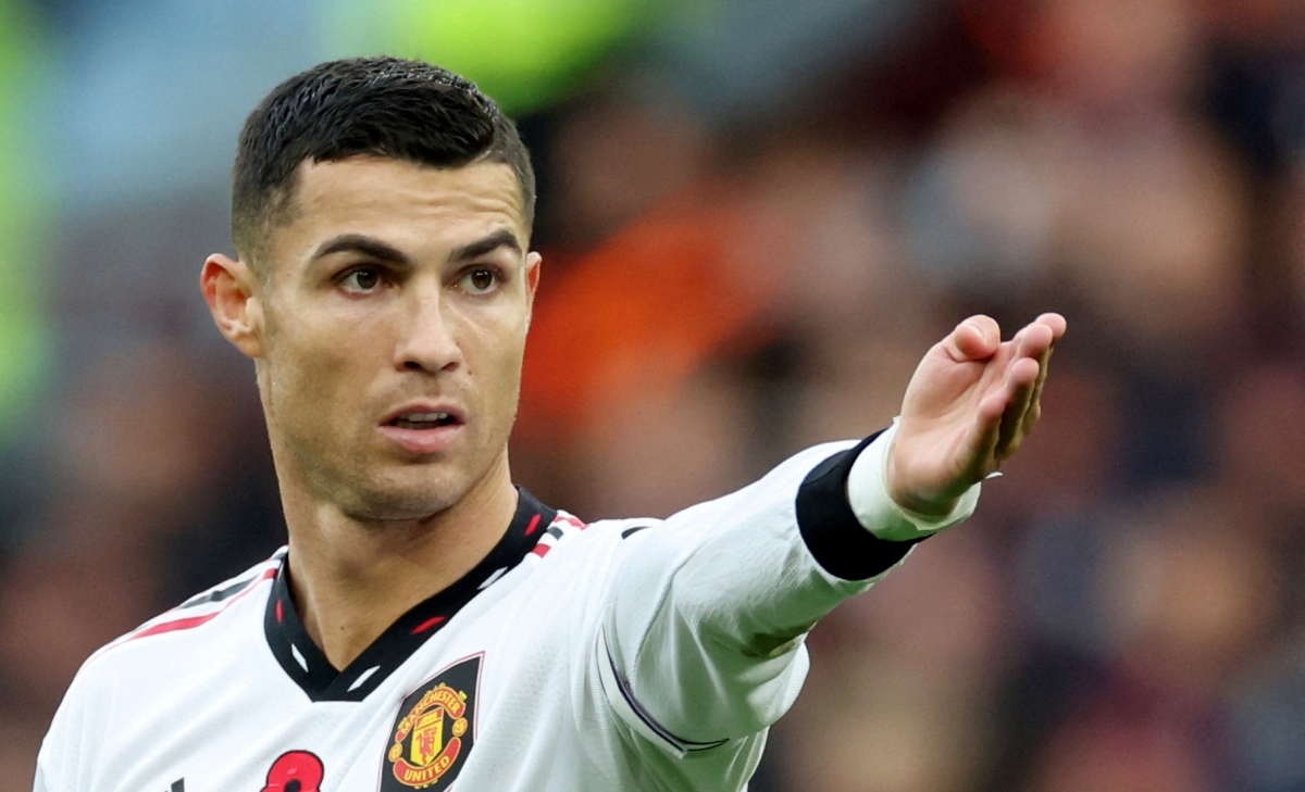 Ronaldo “vật nhau” với cầu thủ Aston Villa khiến cộng đồng mạng ...