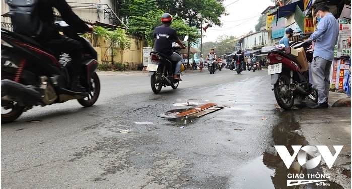 ha noi nga song soai vi nuoc ngam ro ri, lenh lang mat duong hinh anh 3