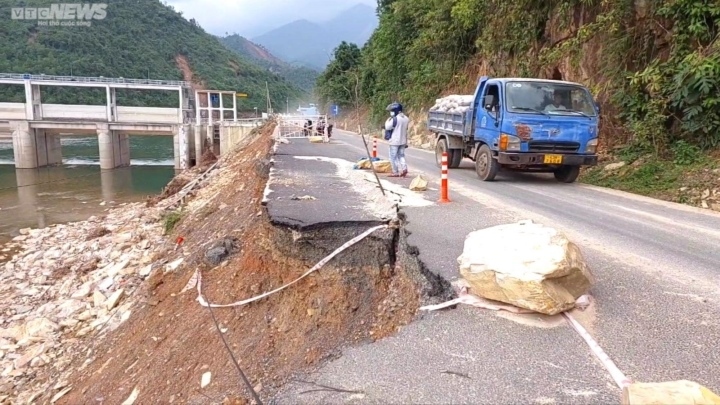 Duong hon 700 ty dong cham tien do, vua tham nhua da nut gay hang tram met hinh anh 7