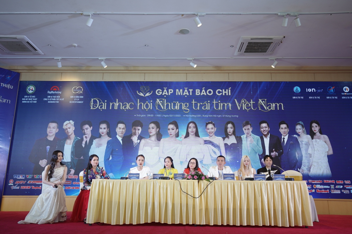 ho ngoc ha, le quyen va dan sao tham du dai nhac hoi nhung trai tim viet nam hinh anh 1