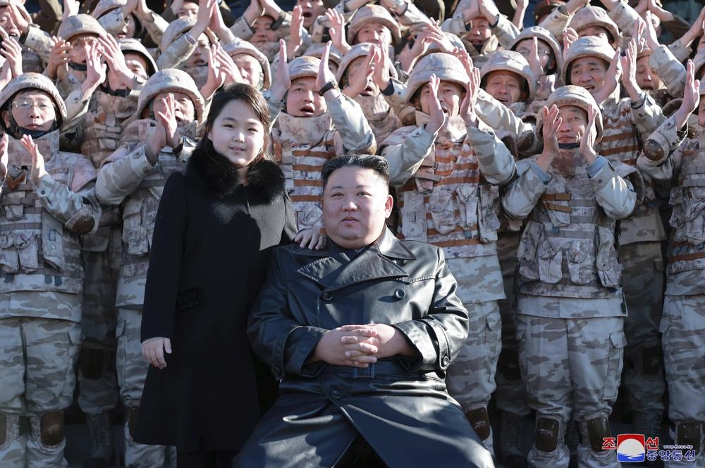 Con gái ông Kim Jong Un xuất hiện lần 2, giới quan sát xôn xao đồn đoán