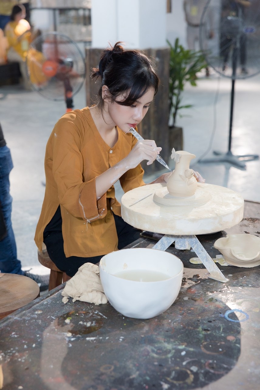 miss tourism world 2022 contestants discover bat trang ceramic village picture 5