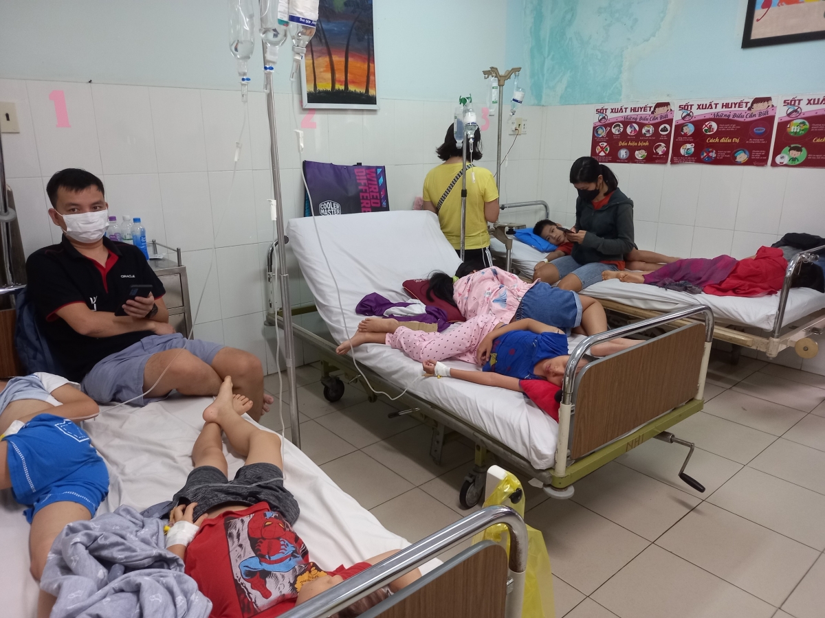 Hàng trăm học sinh trường ISchool Nha Trang ngộ độc: Một em tử vong