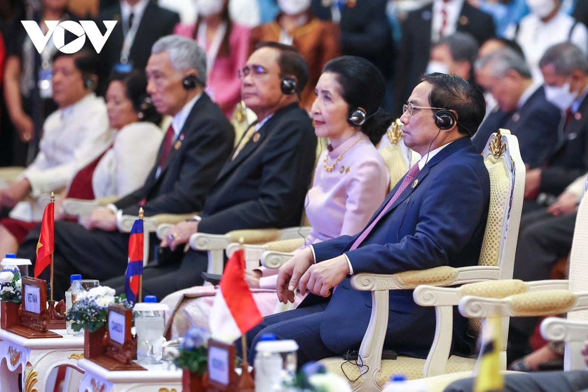 pm chinh attends 40th and 41st asean summits opening ceremony picture 1