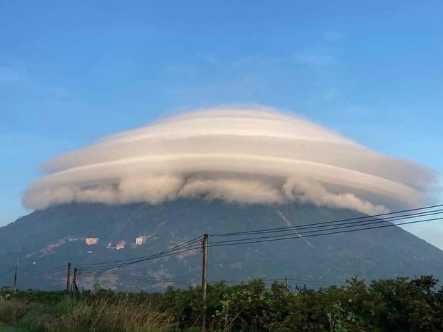 Giải mã về đám mây tạo hình thù kỳ lạ như đĩa bay trên núi Bà Đen