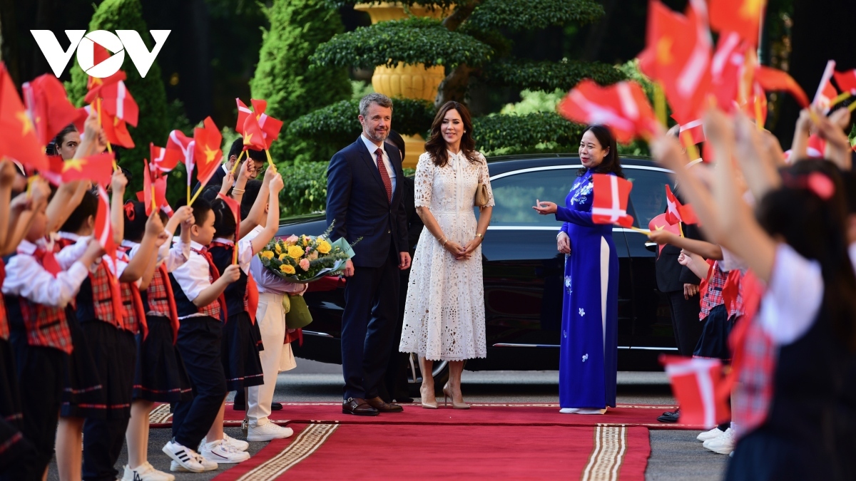 danish crown prince warmly welcomed upon arrival in vietnam picture 1