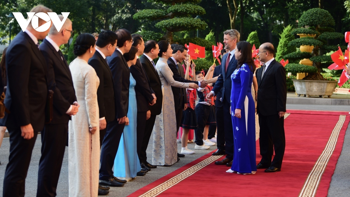 danish crown prince warmly welcomed upon arrival in vietnam picture 4