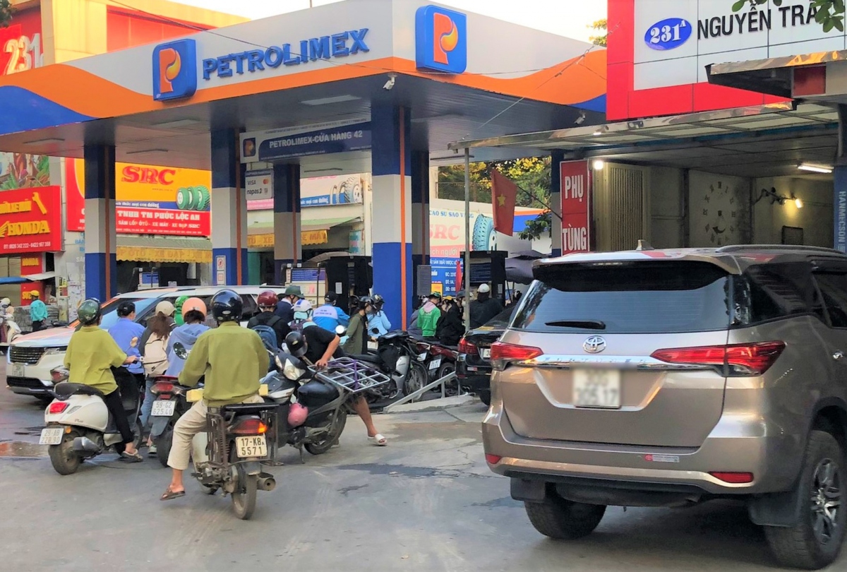 Người dân Hà Nội mệt mỏi vì xếp hàng mua xăng