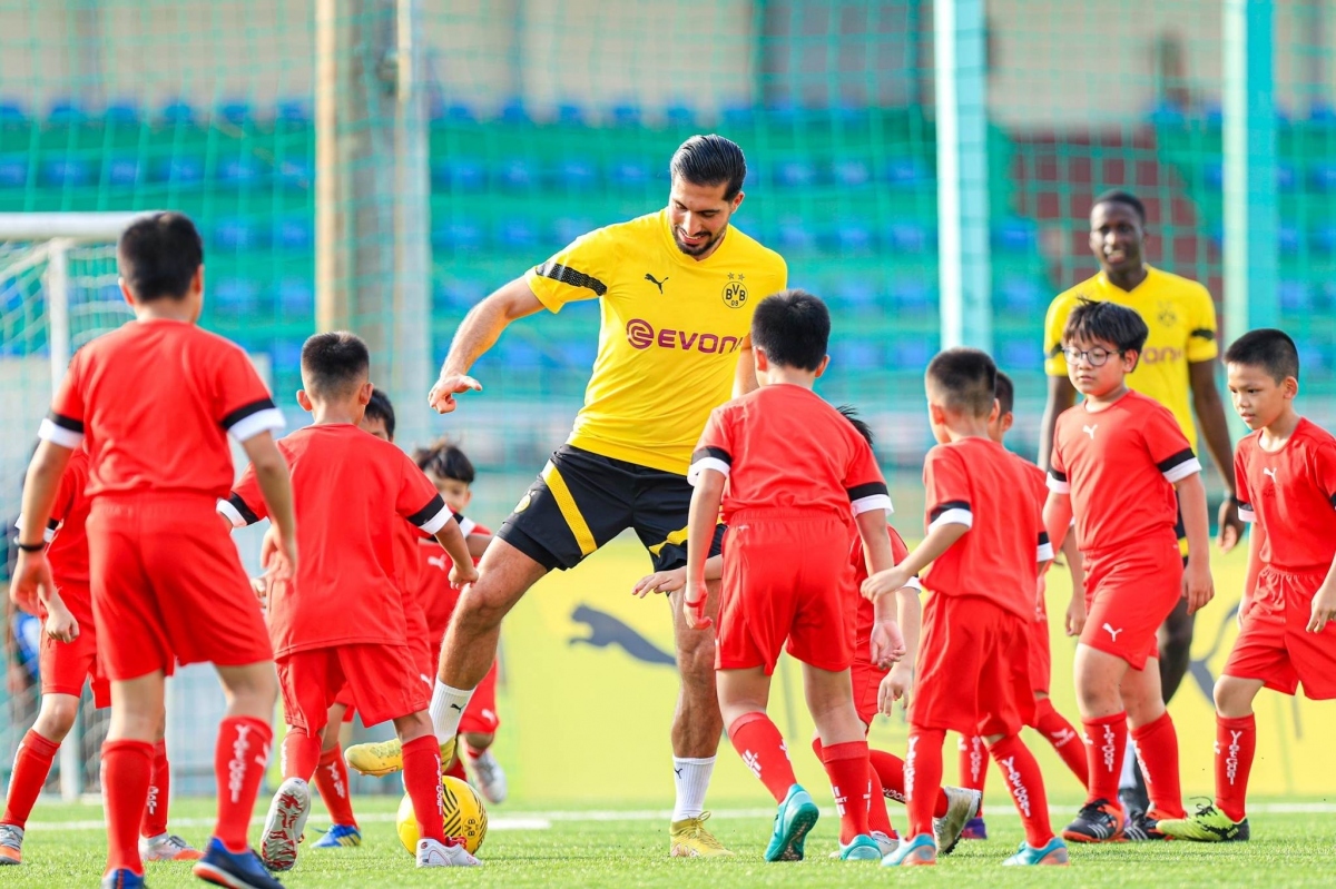 borussia dortmund football stars play friendly against vn children picture 3