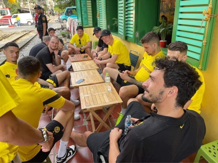 Quán cà phê để dàn cầu thủ Dortmund ngồi trên đường ray tàu bị xử ...