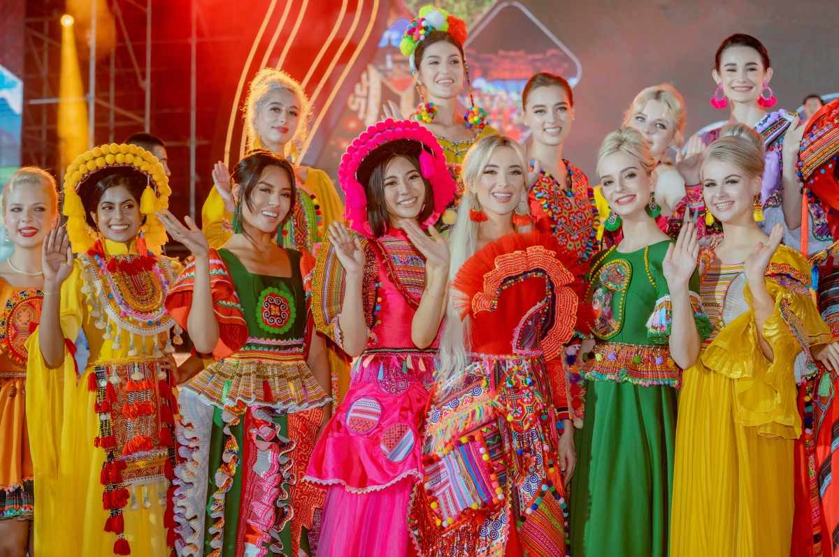 miss tourism world contestants eager for brocade costumes in vietnam picture 1