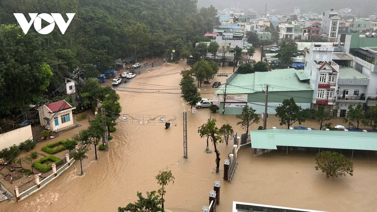 heavy rains inundate thousands of houses throughout quy nhon city picture 1
