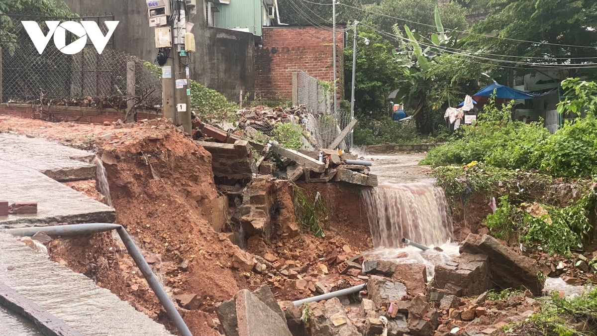 heavy rains inundate thousands of houses throughout quy nhon city picture 11