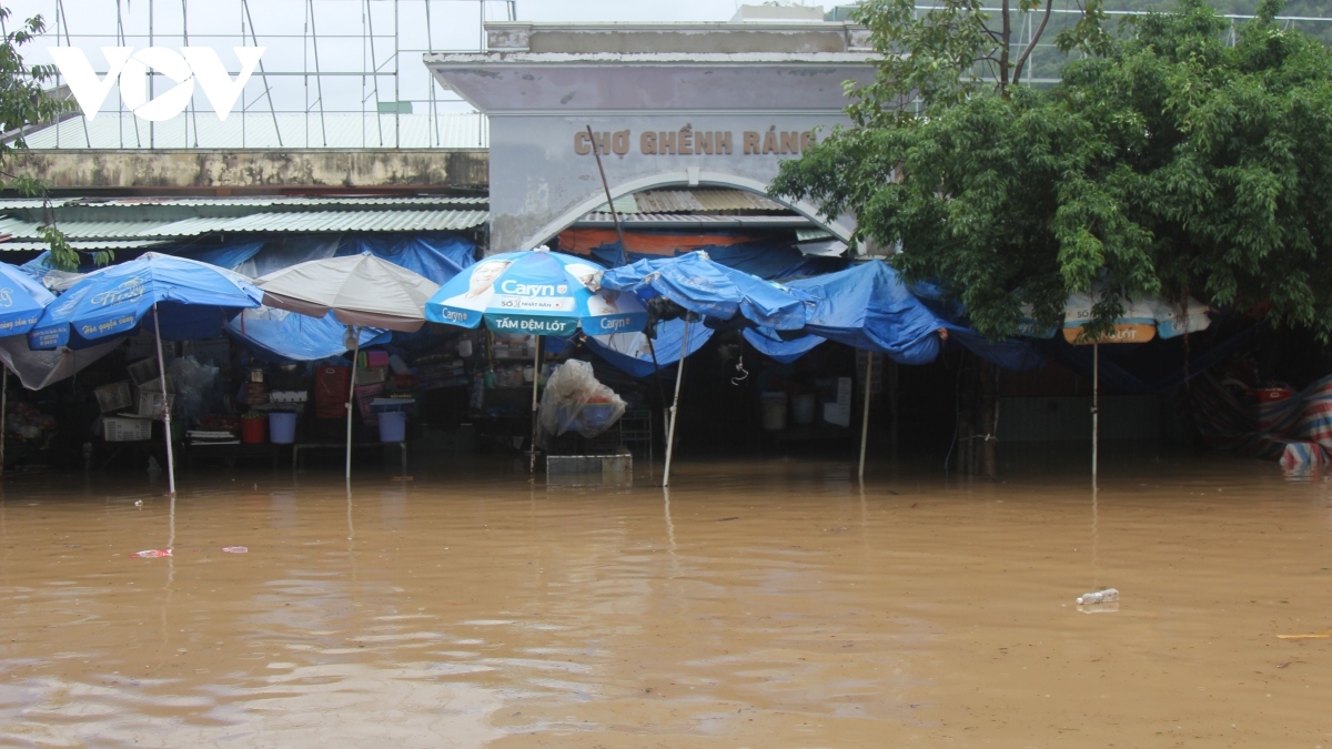 heavy rains inundate thousands of houses throughout quy nhon city picture 2