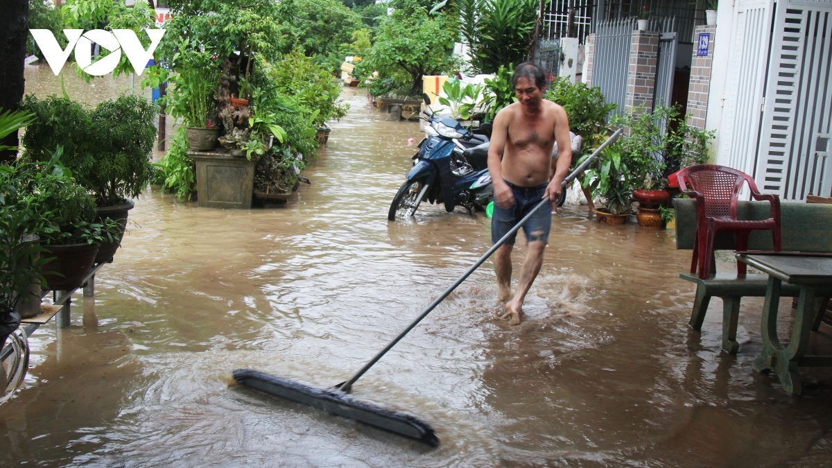 heavy rains inundate thousands of houses throughout quy nhon city picture 4