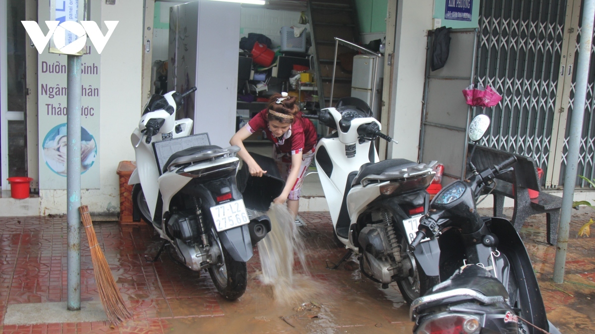 heavy rains inundate thousands of houses throughout quy nhon city picture 5