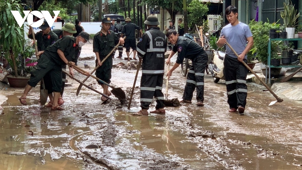 heavy rains inundate thousands of houses throughout quy nhon city picture 7