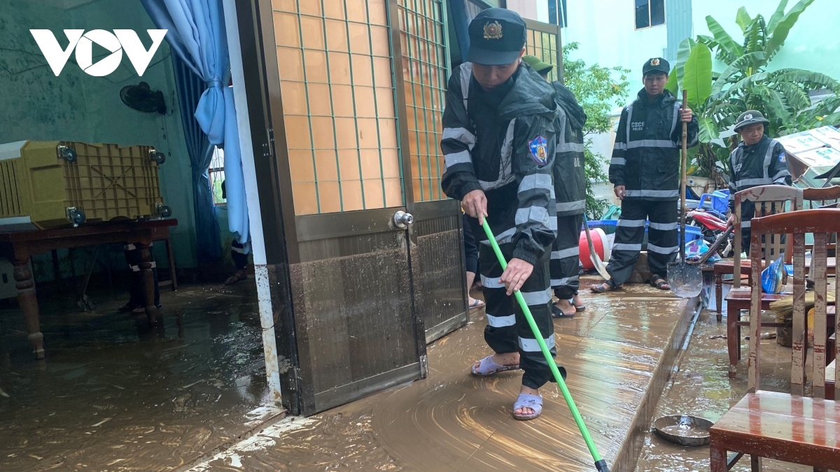 heavy rains inundate thousands of houses throughout quy nhon city picture 9