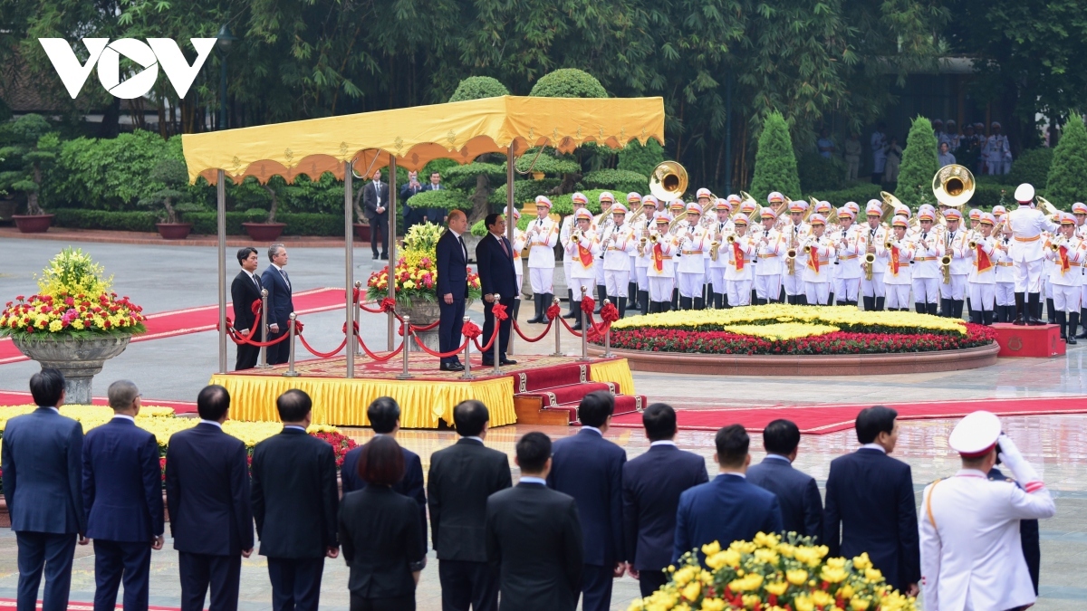 german chancellor olaf scholz warmly welcomed in hanoi picture 1