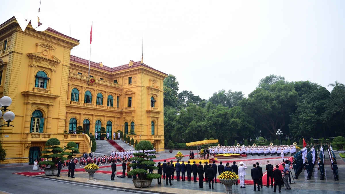 german chancellor olaf scholz warmly welcomed in hanoi picture 2