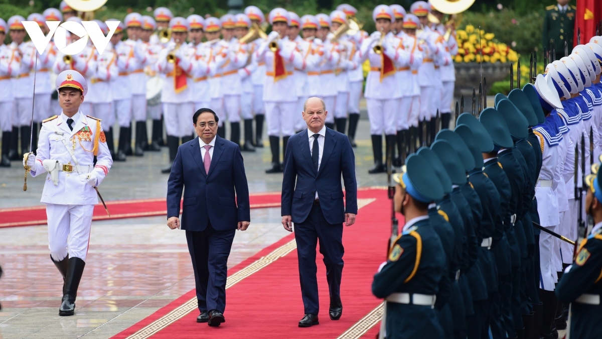 german chancellor olaf scholz warmly welcomed in hanoi picture 3