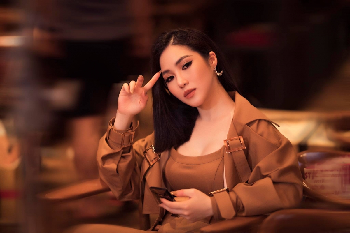 Hương Tràm về nước làm cố vấn Chung kết "Ca sĩ mặt nạ"?