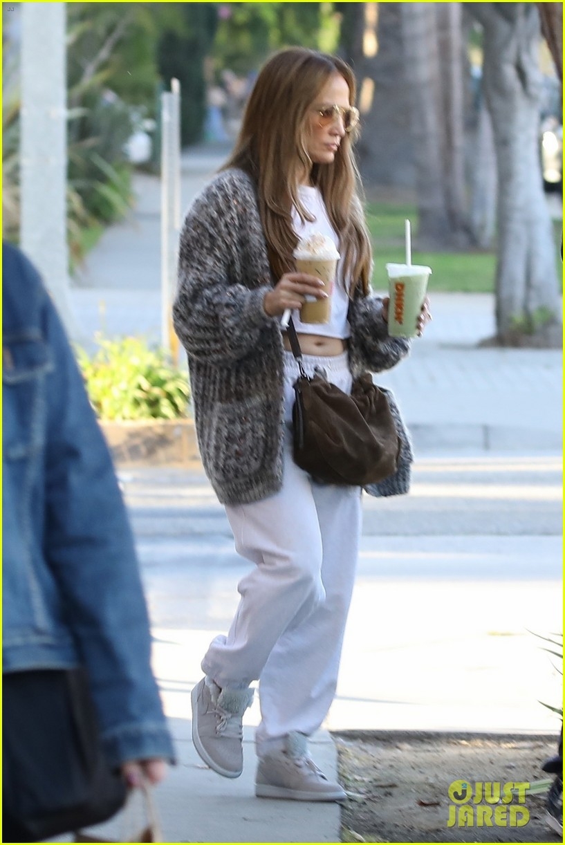 jennifer lopez tu tin de mat moc di choi cung chong tre hinh anh 2