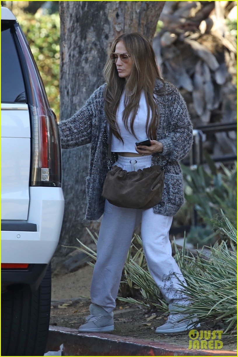 jennifer lopez tu tin de mat moc di choi cung chong tre hinh anh 4