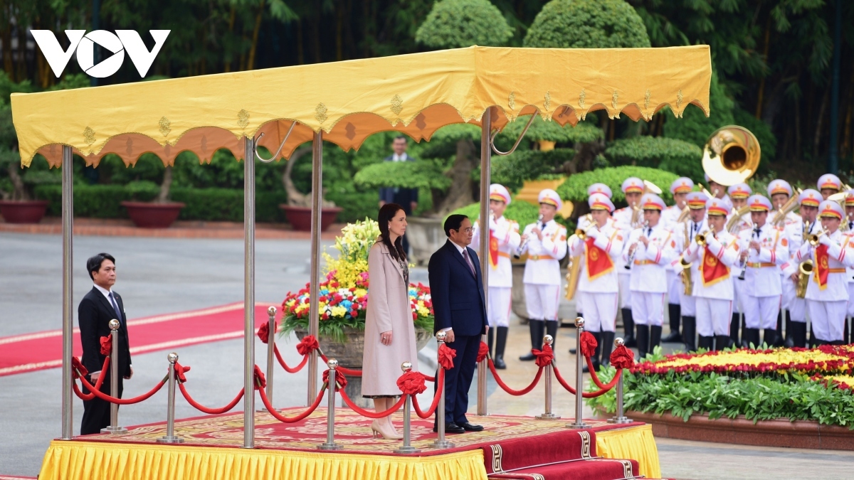 nz prime minister jacinda ardern warmly welcomed in hanoi picture 1