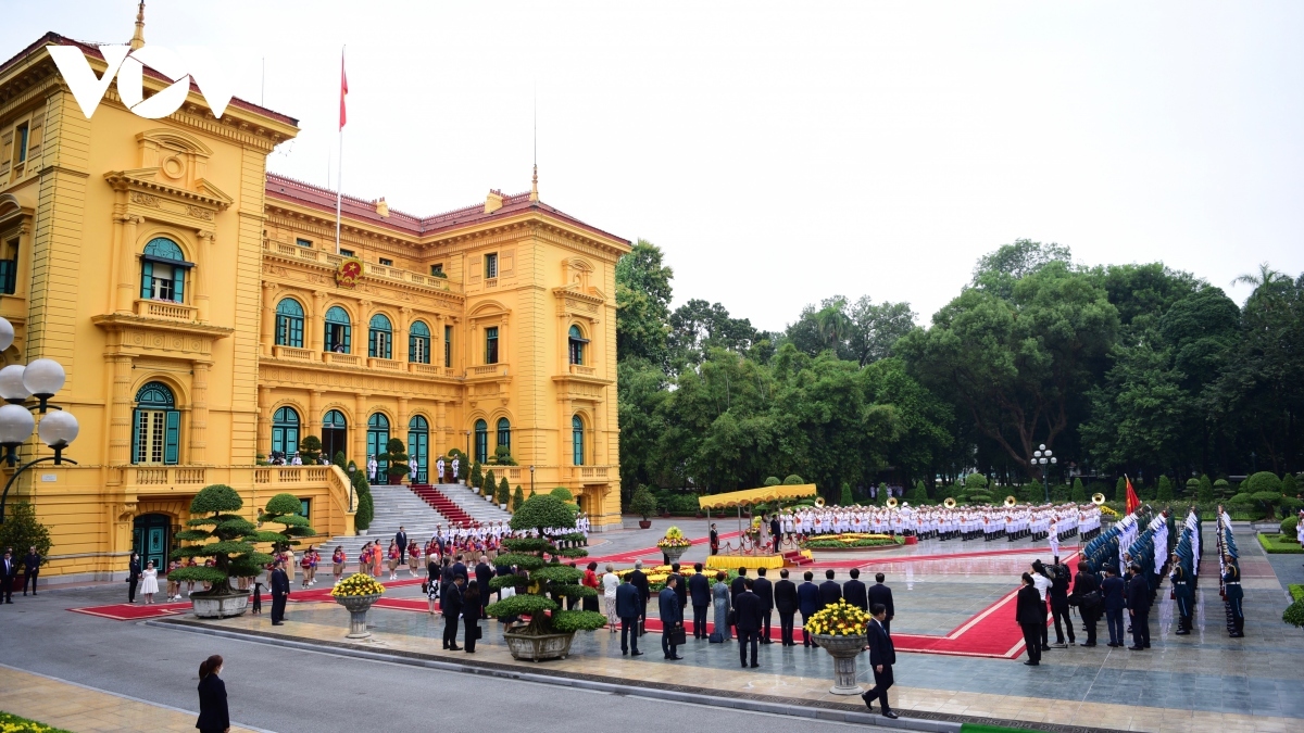 nz prime minister jacinda ardern warmly welcomed in hanoi picture 2