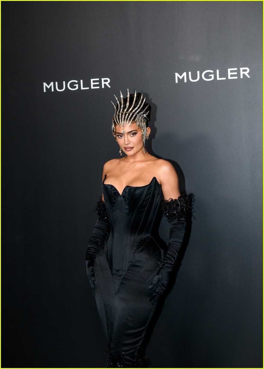 kylie jenner ma mị với sắc đen tại sự kiện hình ảnh 4 kylie jenner ma mi voi sac den tai su kien hinh anh 4