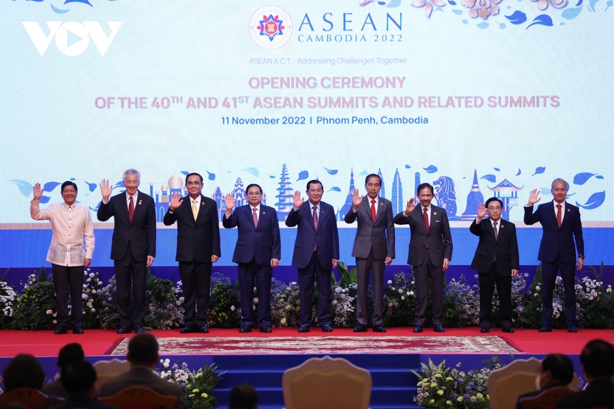 pm chinh attends 40th and 41st asean summits opening ceremony picture 3