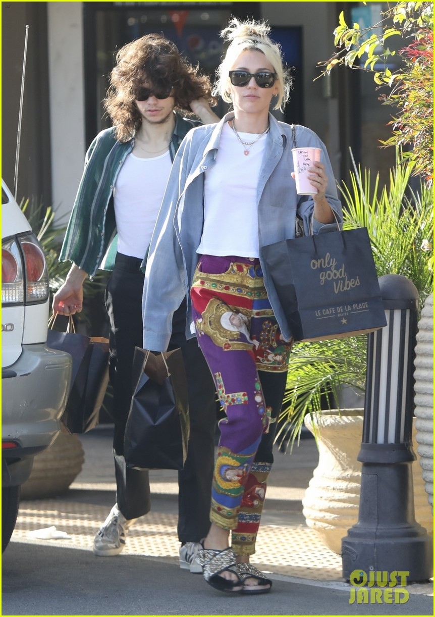 Miley Cyrus shows off her face and goes out with her boyfriend photo 5