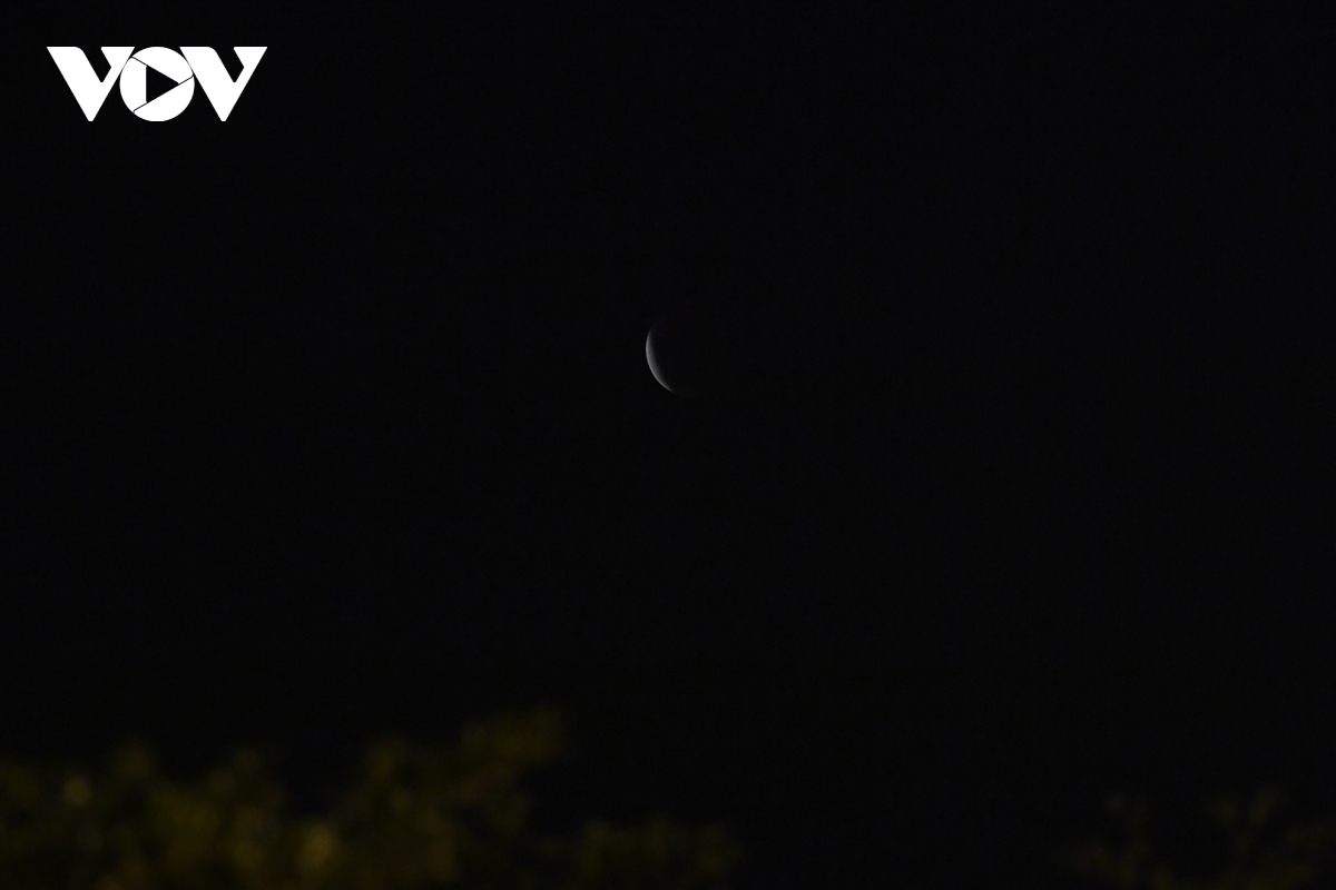 stunning images show blood moon lunar eclipse over hanoi picture 1