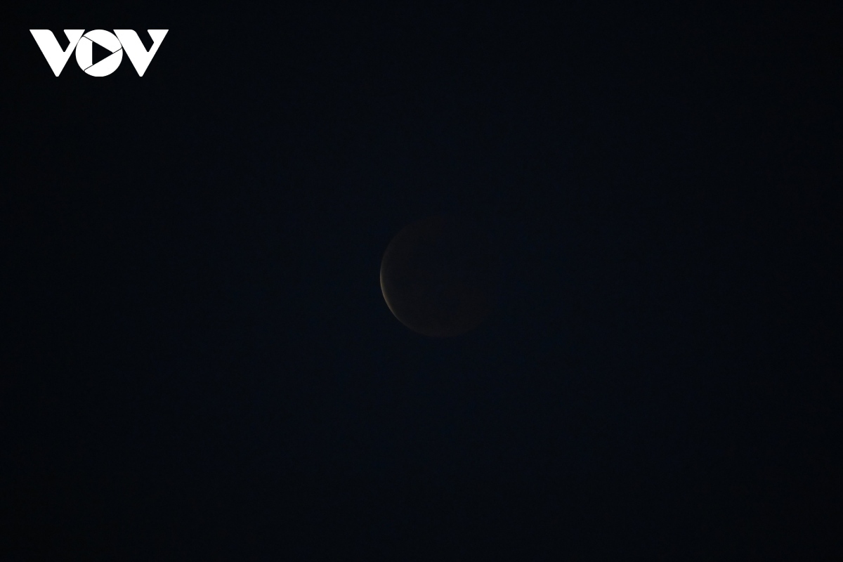 stunning images show blood moon lunar eclipse over hanoi picture 6