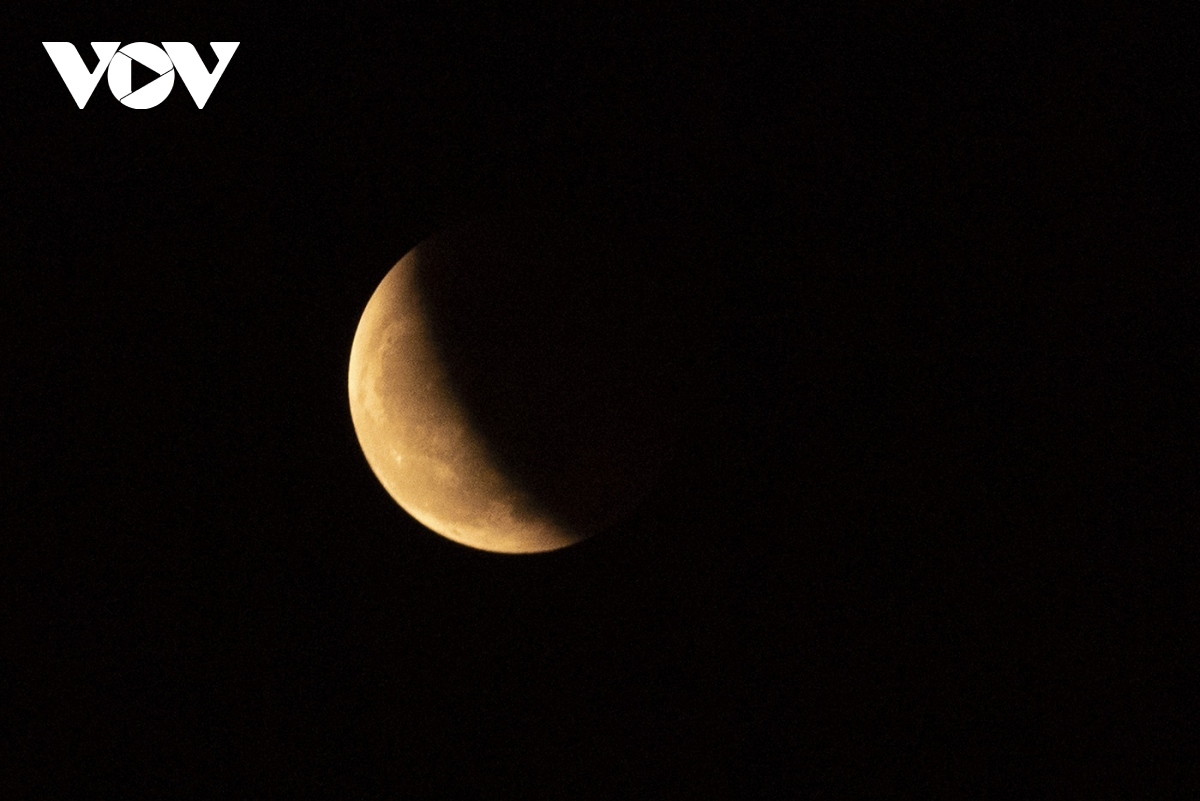 stunning images show blood moon lunar eclipse over hanoi picture 8