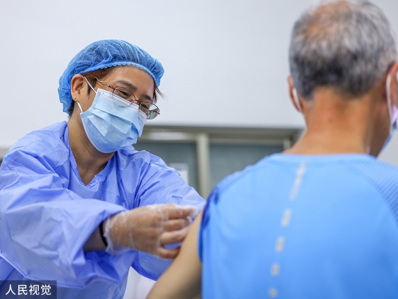 Trung Quốc gấp rút tiêm vaccine Covid-19 cho người cao tuổi