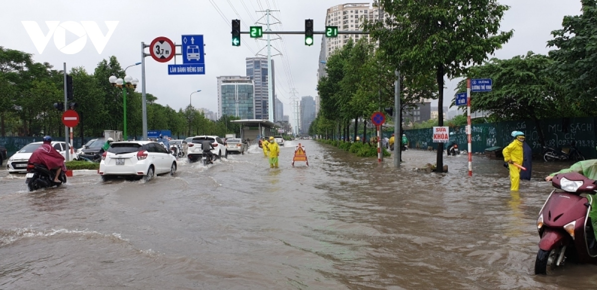 Vì sao các đô thị lớn như Hà Nội vừa mưa đã ngập úng nghiêm trọng?