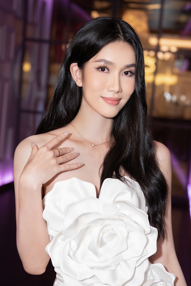 A hau phuong anh khoe sac voc quyen ru voi dam hoa hong trang tinh khoi hinh anh 7