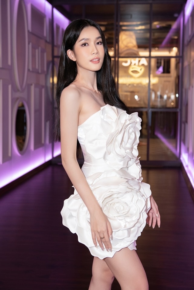 A hau phuong anh khoe sac voc quyen ru voi dam hoa hong trang tinh khoi hinh anh 8