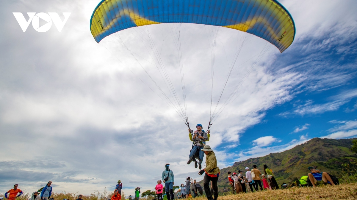 festival-goers experience paragliding over extinct volcano picture 5