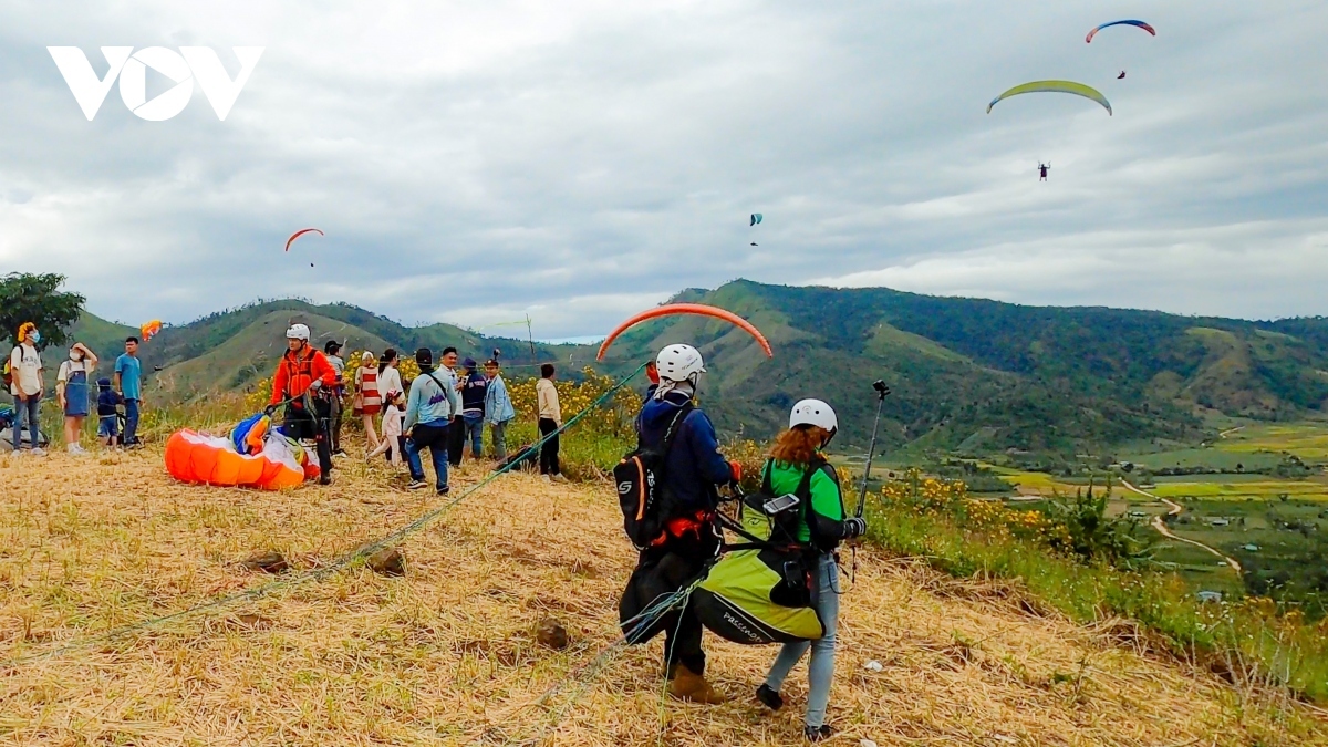 festival-goers experience paragliding over extinct volcano picture 6